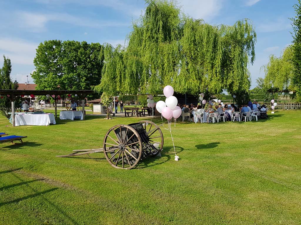 festa con palloncini nel parco esterno