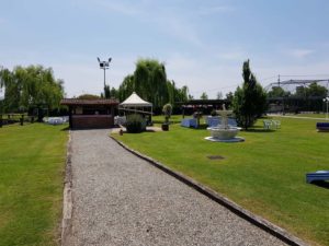 parco esterno con strada